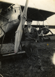 57059 Hendrik Stofberg poserend voor een vliegtuig van het Nederlandse leger. Hij overlijdt op 27-2-1942 op de Hr. Ms. ...