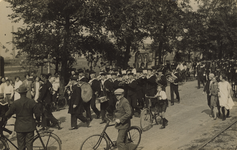 57069 Koninginnedag 31 aug. 1927, verjaardag van Koningin Wilhelmina. Het marinemuziekcorps van de opleiding vormt een ...