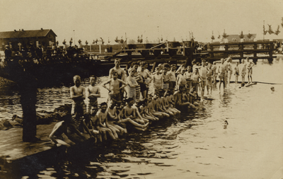 57074 Zwemwedstrijd langs het Kanaal door Walcheren op 7 september 1918. De foto is genomen vanaf de oostzijde van het ...
