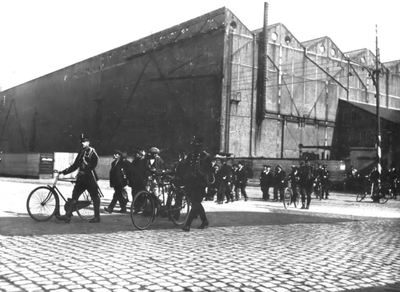 57095 Staking De Schelde 25 mei-1 oktober 1928. Post Aagje Dekenstraat. Werkwilligen worden begeleid door de Marechaussee