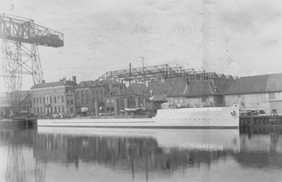 57097 Torpedobootjager Hermelijn, in 1913 gebouwd en in 1929 gesloopt, aan de Dokkade. Op de achtergrond de bouw van de ...