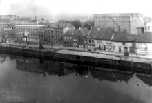 57099 De Dokkade met links het Admiraalshuis dat in 1912 als opslagruimte bij De Schelde kwam en in 1918 is gesloopt. ...