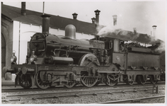 57152 Locomotief 1827 (serie 1800 Ansindeling 2'B) van de Nederlandse Spoorwegen, waarschijnlijk op het rangeerterrein ...