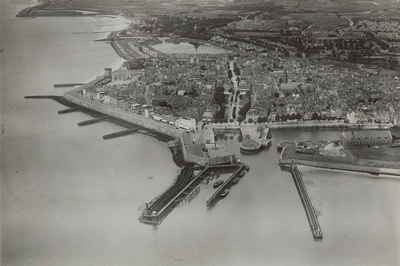 57181 Luchtfoto van de oude binnenstad van Vlissingen, met op de voorgrond van links naar rechts het Roeiershoofd, het ...