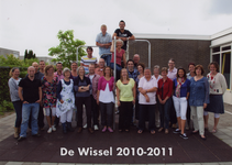 57197 Onderwijzend personeel van de CBS De Wissel aan de Flamingoweg en aan de Kleiweg. Schooljaar 2010-2011