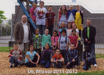 57198 Groep 5b van CBS De Wissel aan de Flamingoweg en aan de Kleiweg. Schooljaar 2011-2012. Bovenste rij van l. naar ...