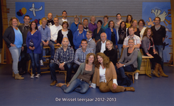 57200 Onderwijzend personeel van de CBS De Wissel aan de Flamingoweg en aan de Kleiweg. Schooljaar 2012-2013. Bovenste ...