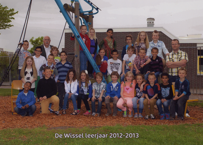 57201 Groep 5A van CBS De Wissel aan de Flamingoweg en aan de Kleiweg. Schooljaar 2012-2013. Bovenste rij van l. naar ...