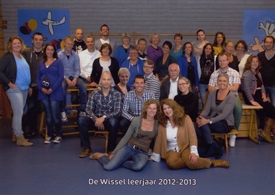 57202 Onderwijzend personeel van de CBS De Wissel aan de Flamingoweg en aan de Kleiweg. Schooljaar 2012-2013. Bovenste ...