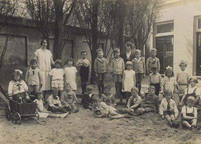 57208 Schoolklasje van de Nutskleuterschool of fröbelschooltje in de Hobeinstraat, hoek Paul Krugerstraat