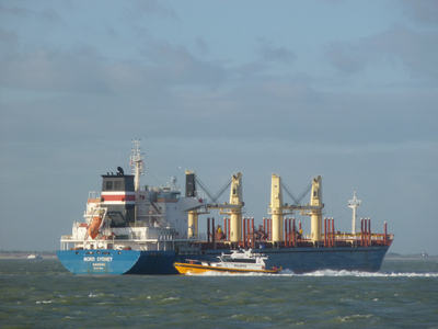 57385 De beloodsing op de rede van Vlissingen. Op de foto zien we de redeafhaalboot 'Lynx' van het Nederlands ...