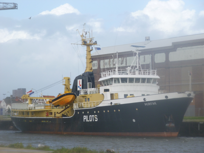 57387 De 'Mirfak' (Pilots) in de Dokhaven. Det schip is gebouwd in 1977 bij A. Vuijk & Zonen Scheepswerf N.V. (Capelle ...