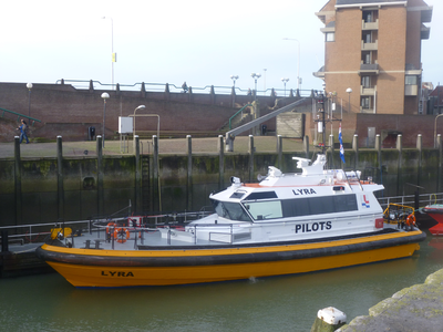 57416 De redeafhaalboot 'Lyra' van het Nederlandse Loodswezen in de Voorhaven. Deze boot uit de L Klasse is gebouwd in ...