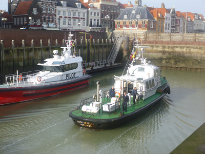 57417 De Voorhaven met de binnenkomende redeafhaalboot 'Guido Gezelle' (Pilot 3) en aan de kade liggende redeafhaalboot ...