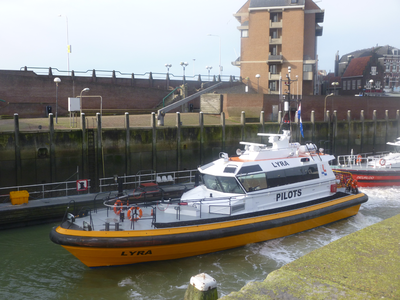 57420 De Voorhaven met de redeafhaalboot 'Guido Gezelle' (Pilot 3) van het Belgische Loodswezen. (foto 8-11-2013).