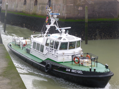 57427 De Redeafhaalboot Jan Breydel (pilot 1) van het Belgische Loodswezen vaart de Voorhaven binnen. Deze boot is ...