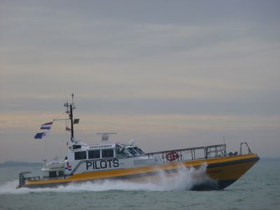57438 De tender 'Discovery' (Pilots) van het Nederlandse Loodswezen op de Westerschelde. Deze boot uit de Discovery ...