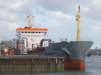 57445 De Buitenhaven met aan de kade de olie- en chemicaliëntanker Paul E. Deze tanker is gebouwd in 2005 door Sedef ...