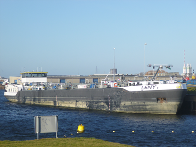 57450 De Tanker Leny II aan de kade bij het sluizencomplex van Vlissingen. Deze Tanker is gebouwd in het Servische ...