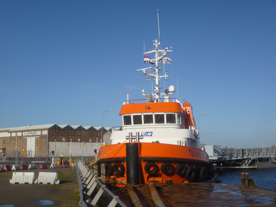 57451 De sleepboot 'Duke II' aan de kade voorbij de Koningsbrug, naast de Koningsweg. Deze Sleepboot is gebouwd in 2013 ...
