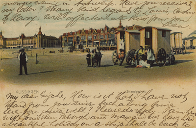 57498 'Vlissingen' 'Strandgezicht.'. Badstrand met badkoetsen. Links op de achtergrond het Grand Hotel des Bains (later ...