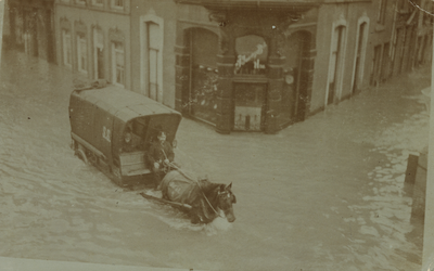 57542 De Walstraat, hoek Groenewoud tijdens de Watervloed op 12 Maart 1906. De wagen van Van Gend en Loos met koetsier ...