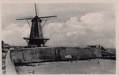 57556 'Vlissingen Oranjedijk met Molen.' De Oranjemolen op het Oranjebolwerk gefotografeerd richting het oosten