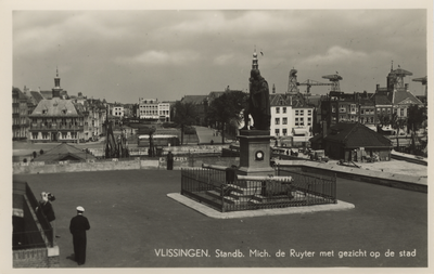 57562 'Vlissingen. Standb. Mich. de Ruyter met gezicht op de stad' Het Standbeeld van M.A. de Ruyter op het ...
