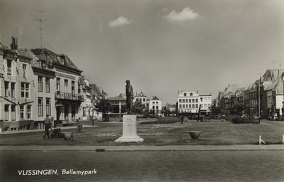 57563 'Vlissingen. Bellamypark'. Het Bellamypark met op de voorgrond het standbeeld van Frans Naerebout. Links de ...