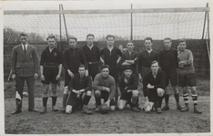57569 Het eerste elftal van de Vlissingse voetbalvereniging ,,de Zeeuwen'' . staand v.l.n.r. P. Daalhuizen, F. Kopmels, ...