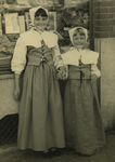 57583 Nia Neyenbuur en Agnes Neyenbuur verkleed i.v.m. de Ruyterfeesten, waarbij veel Vlissingse kinderen in kostuums ...
