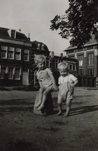 57601 Spelende kinderen in de Van Dishoeckstraat met op de achtergrond een gedeelte van het Sint Joseph ziekenhuis ...