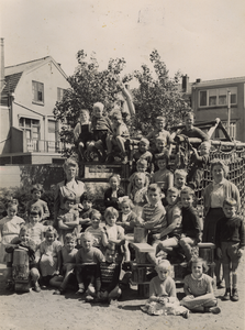 57609 Groepsfoto op een speelplaats bij een school in Vlissingen (?)