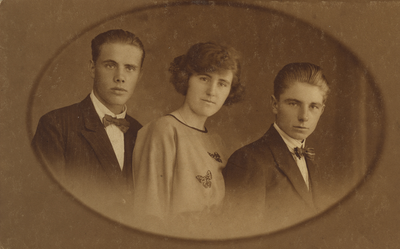 57624 Groepsfoto met v.l.n.r. Jan Zwart, Johanna Loekemeijer (geb. 2-11-1902 te Vlissingen) en Johannes Loekemeijer.