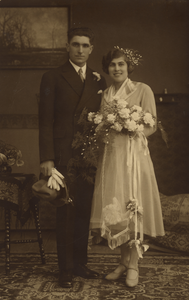 57625 Huwelijksfoto van Pieter Loekemeijer (geb. 26-9-1898 te Vlissingen) en Ilse Krüger (geb.28-6-1905 te Hamburg) Het ...