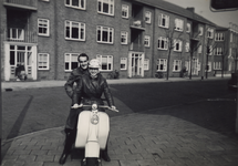 57637 De Gravestraat met blok flatwoningen tussen Wilhelminastraat en Hendrikstraat. Op de scooter zit Pieter de Leeuw ...