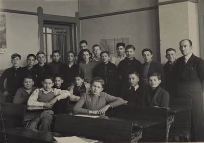 57643 De Dagschool voor Nijverheidsonderwijs bestond van 1946-1958. In het voormalige burgerweeshuis in de ...