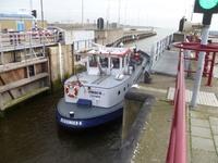 57686 De motortankschip 'Fiwado 10' verlaat de sluizen en vaart richting de Westerschelde. Dit schip is gebouw in 1964 ...