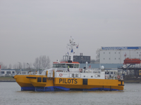 57690 De Buitenhaven met een boot van het Nederlandse Loodswezen. Deze catamaran met de naam Cetus is gebouwd in ...