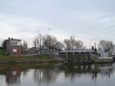 57697 Het vaste gedeelte van de draaibrug over het Kanaal door Walcheren bij Souburg. Op 16 september 2013 werd de brug ...
