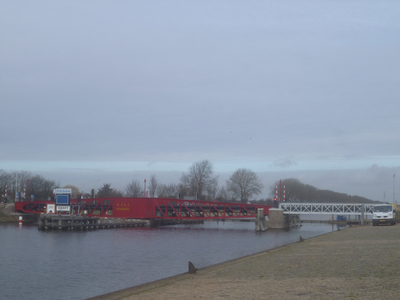 57711 De draaibrug over het Kanaal door Walcheren bij Souburg. Op 16 september 2013 werd de brug weg gehaald voor ...