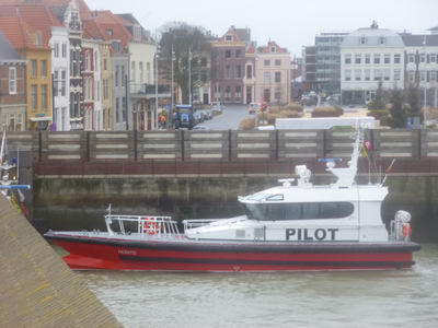 57756 De Voorhaven met de redeafhaalboot 'Honte' (pilot) van het Belgische Loodswezen. Deze boot is gebouwd bij de werf ...