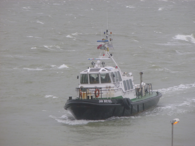 57757 De Redeafhaalboot Jan Breydel (pilot 1) van het Belgische Loodswezen varend richting de Voorhaven.. Deze boot is ...