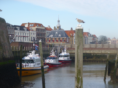 57763 De Voorhaven met de redeafhaalboten van de Nederlandse en Belgische Loodswezen aan de steiger v.l.n.r. 'Lyra' ...