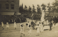 57787 Optocht met praalwagens tijdens de Landbouwtentoonstelling in Vlissingen. Op de hoek Bellamypark, Nieuwendijk de ...