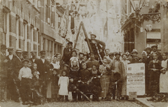 57788 Onafhankelijkheidsfeesten op 8 en 9 aug. 1913 te Vlissingen. De Noordstraat wordt versierd met ballonnen, ...