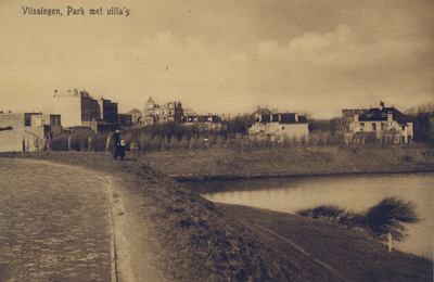 57835 'Vlissingen, Park met villa's. Op de voorgrond (rechts) de Kleine Spuiboezem, daarachter het villapark met de ...