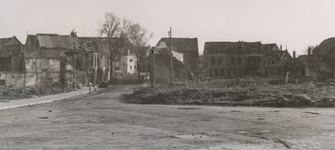 57847 Tweede Wereldoorlog. De Gravestraat richting het Eiland, gezien vanaf het Prinsen Boschje (Bosje). De bebouwing ...