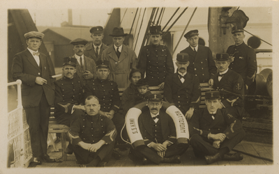 57865 Groepsfoto met o.a. drie korporaal-machinisten van de Nederlandse marine (rechts) op het dek van het stoomschip ...