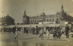 57904 Het strandleven bij de Boulevard Evertsen met het Grand Hotel des Bains. Dit hotel werd geopend op 26 juni 1886. ...